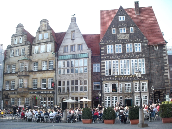 With your new friends from Jacobs, you'll explore the charming small city of Bremen and its many restaurants, shops and parks.