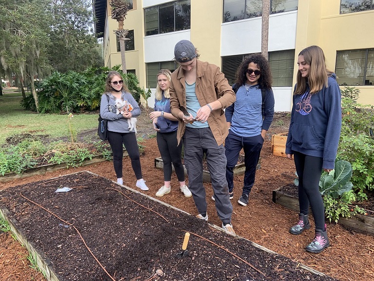 Initiatives on campus include the integration of an urban farm managed by two sustainability program students.  Since spring 2015, the farm has been an 'outside classroom' and has also supplied fresh, organic produce to campus dining services.