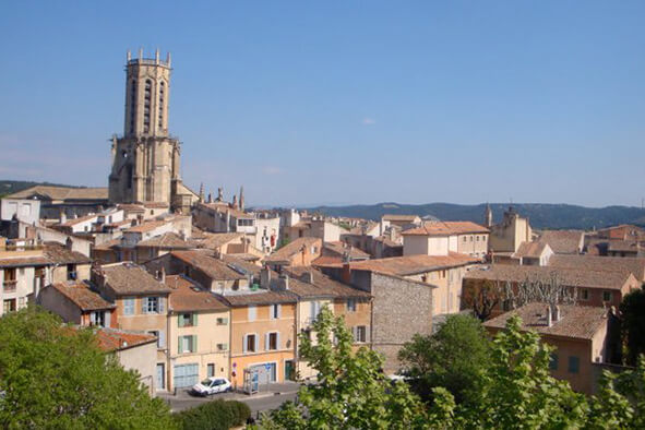 Live in a picturesque city in Southern France, with a rich history and connection to the arts. Great fit for French, English, Business, Fine Arts, and Humanities students, and many more!